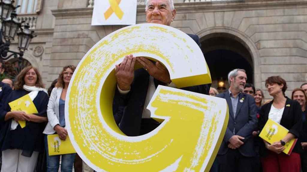 El presidente del grupo municipal de ERC en el Ayuntamiento de Barcelona, Ernest Maragall , junto a los concejales de su partido durante la rueda prensa / EFE