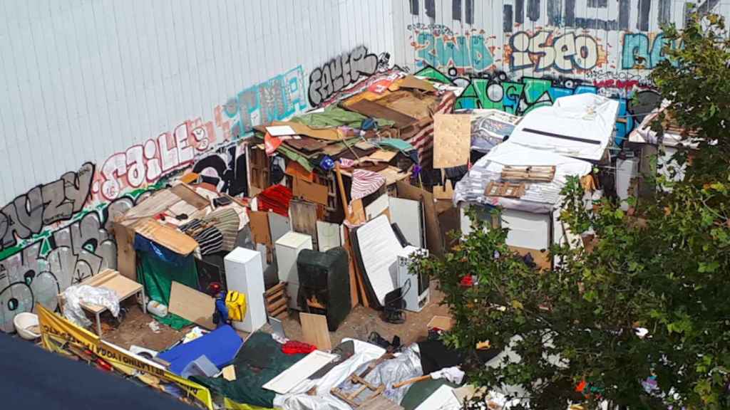 Imagen del asentamiento tomada por un vecino del Poblenou desde su balcón / MA