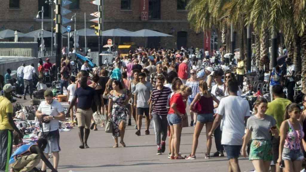 Vendedores de top manta en Barcelona / HUGO FERNÁNDEZ