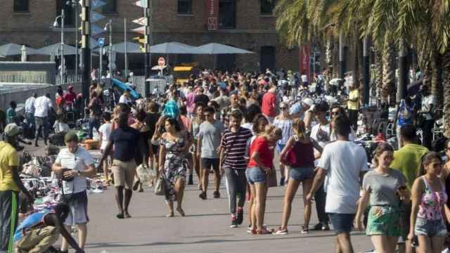 Vendedores de top manta en Barcelona / HUGO FERNÁNDEZ