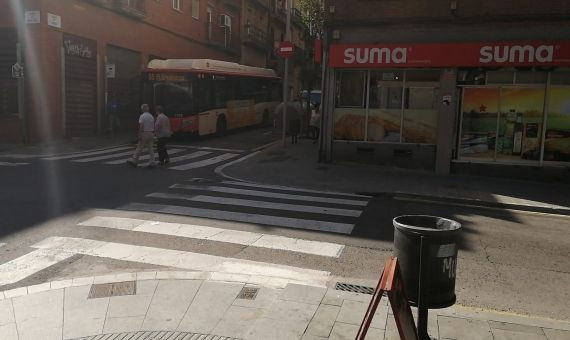 Un autobús de TMB circulando por la esquina de Magalhaes con Radas / MA