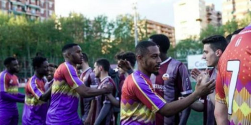 Saludo inicial entre los jugadores del Júpiter y el Clapton Community / AJ BCN