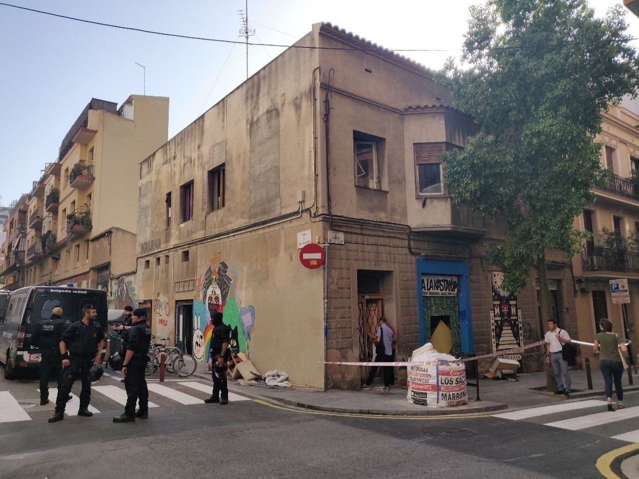 Policías junto a una casa okupa de Barcelona / ARCHIVO