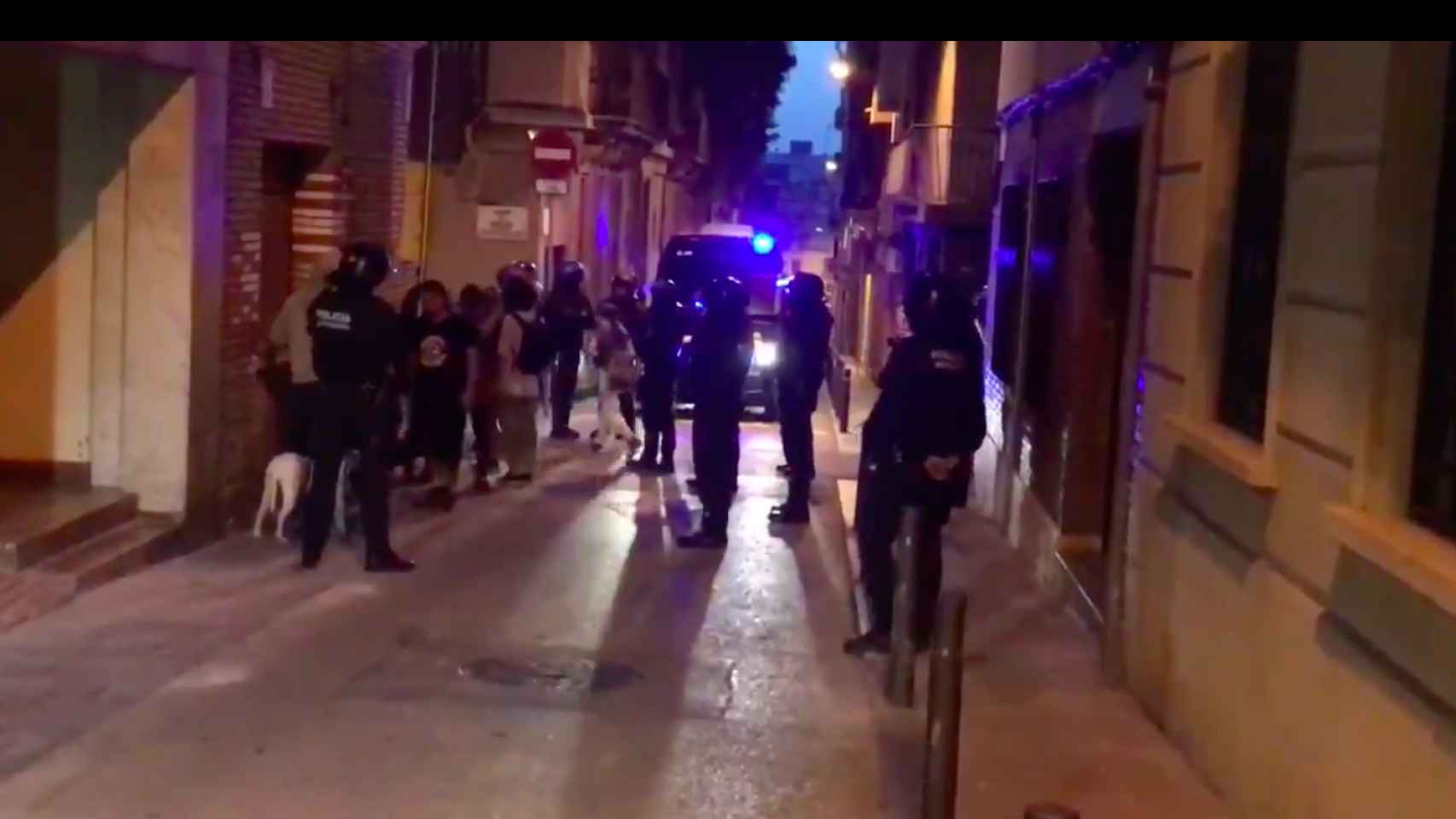 Los Mossos d'Esquadra desalojando la casa okupa Ka la Kastanya