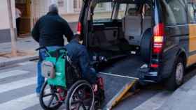 Un cliente en un taxi adaptado / AYUNTAMIENTO DE BARCELONA