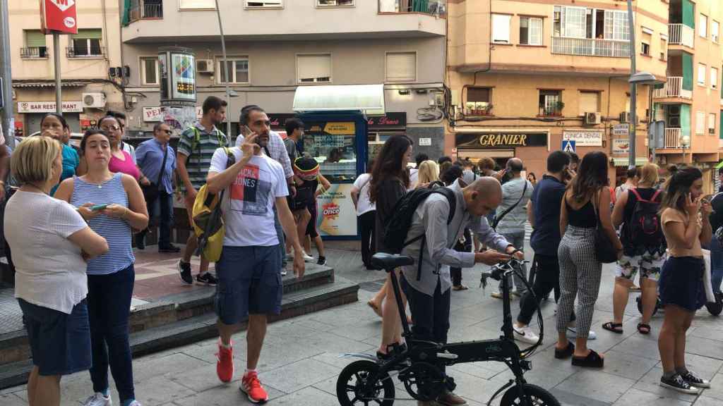 Usuarios del metro desalojados en Can Vidalet / RP