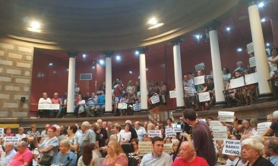 Vecinos protestan con pancartas en la audiencia pública en el distrito de Sant Martí / TWITTER MARÍA EUGENIA ANGULO