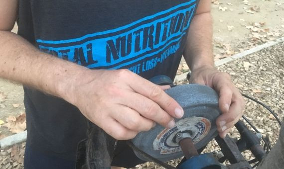 Agustín mostrando la piedra de cerámica con la que afila en Barcelona / P.B.