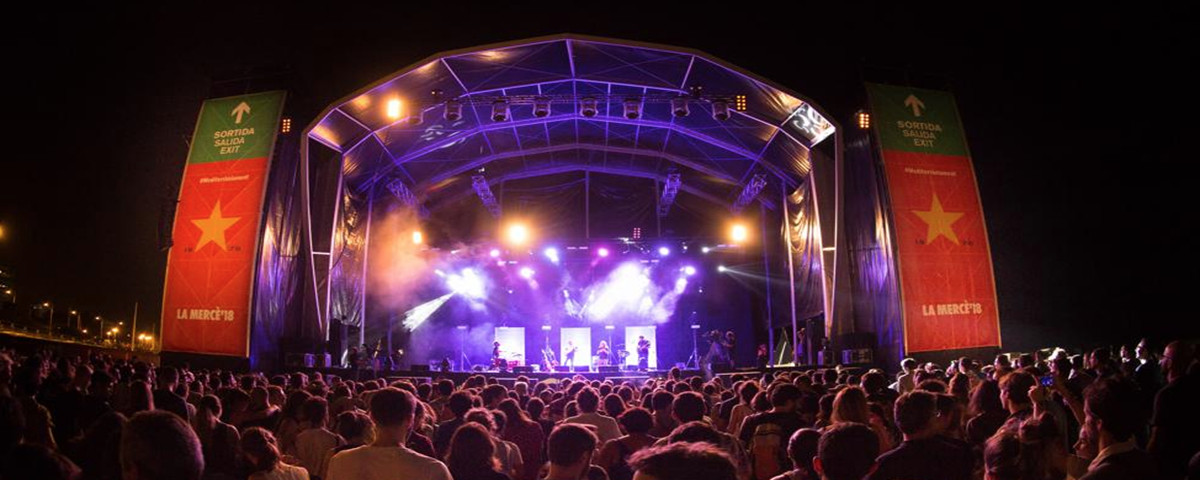 Concierto en el escenario de Estrella Damm en la playa de Bogatell