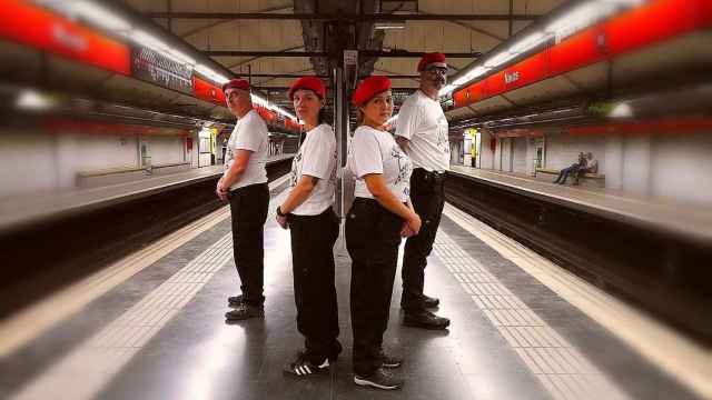 Miembros de la patrulla ciudadana Guardian Angels en el Metro de Barcelona / Cedida