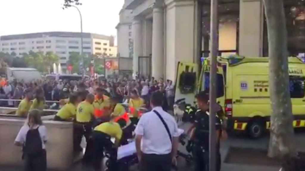 Los servicios de emergencias médicas se llevan al joven apuñalado / CADENA SER - ALBERT PRAT