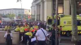 Los servicios de emergencias médicas se llevan al joven apuñalado / CADENA SER - ALBERT PRAT