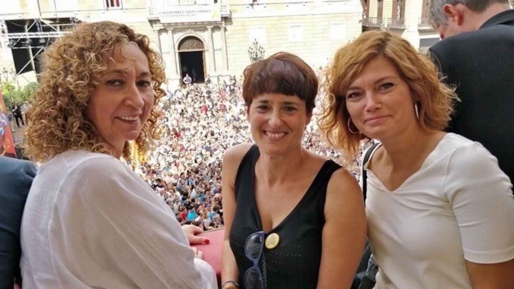 Ester Capella, Eva Baró y Elisenda Alamany durante unas fiestas de la Mercè, de izquierda a derecha