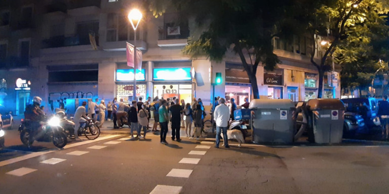 Grupos de curiosos frente a a pizzería / CG