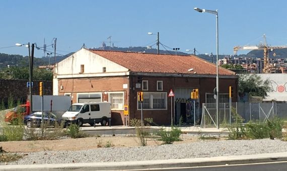 Una fábrica en la calle de Santander, en la Verneda / AF