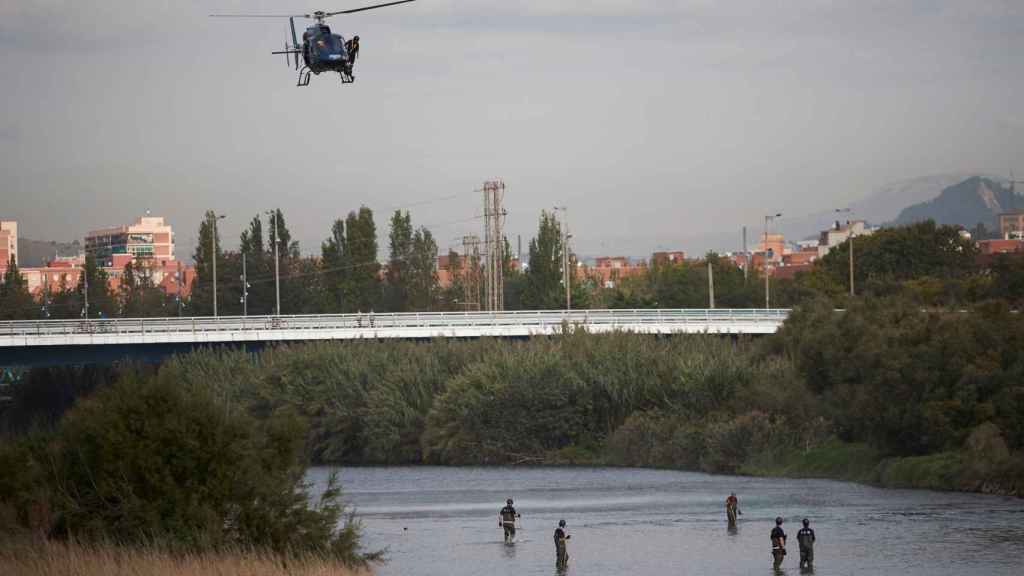 Agentes de los Mossos d'Esquadra buscan al bebé desaparecido en las inmediaciones del río Besòs / EFE ALEJANDRO GARCÍA