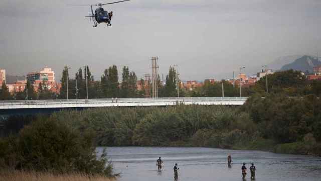 Agentes de los Mossos d'Esquadra buscan al bebé desaparecido en las inmediaciones del río Besòs / EFE ALEJANDRO GARCÍA