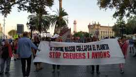 Manifestantes en La Rambla contra el turismo de cruceros y aviones / P.B.