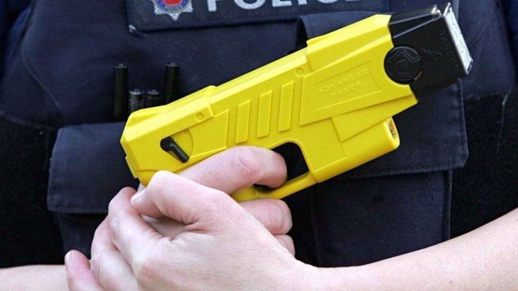 Un agente de policía con una pistola Taser / AGENCIAS