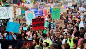 Manifestantes en la concentración por el clima en Barcelona / EFE