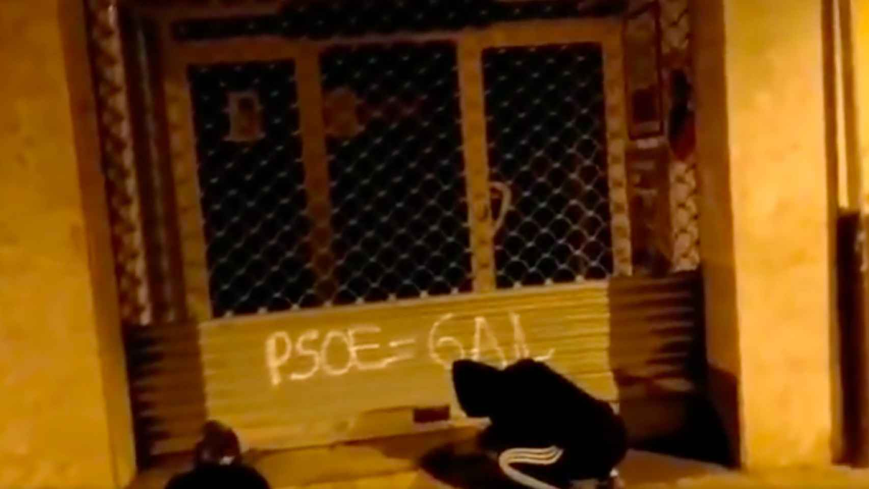 Pintadas en la sede del PSC en Nou Barris / CDR