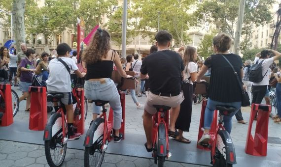 Manifestantes reivindicando sobre la bicicleta / P.B.