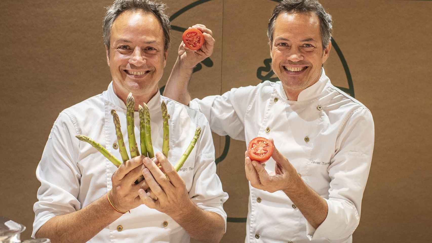 Los famosos cocineros Jesús y Javier Torres a punto de empezar a cocinar