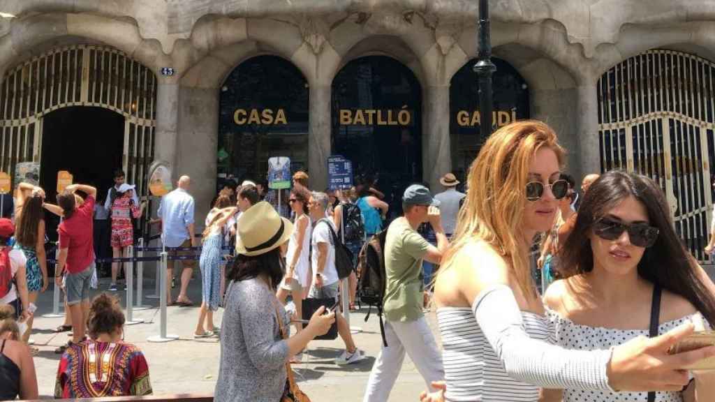 Turistas ante la Casa Batlló en Barcelona / PA