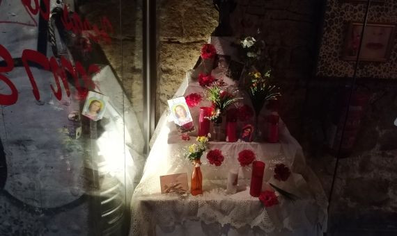 Un altar con cirios dedicado a Sor Rita / MA