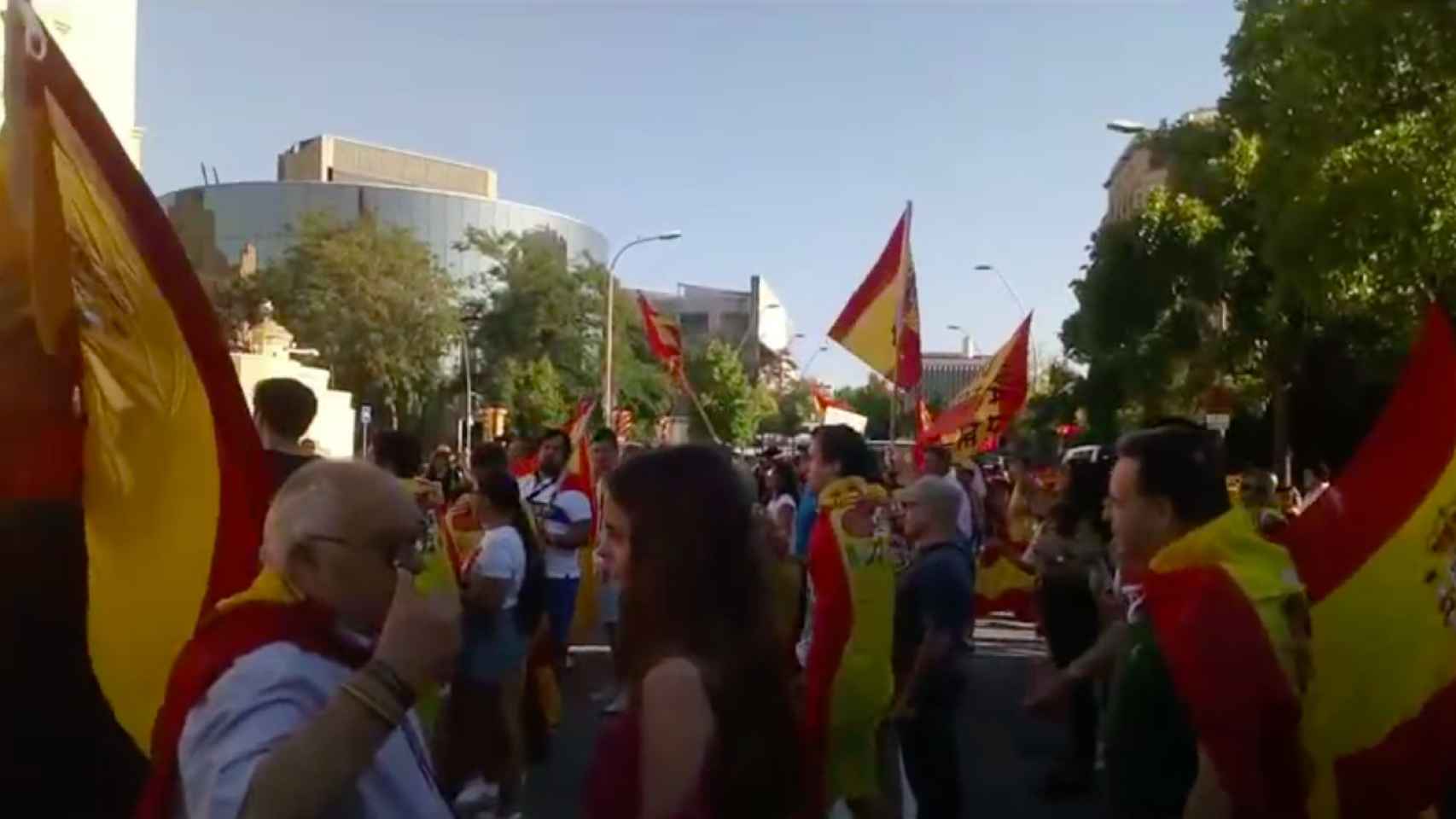 Manifestación ante el cuartel del Bruc