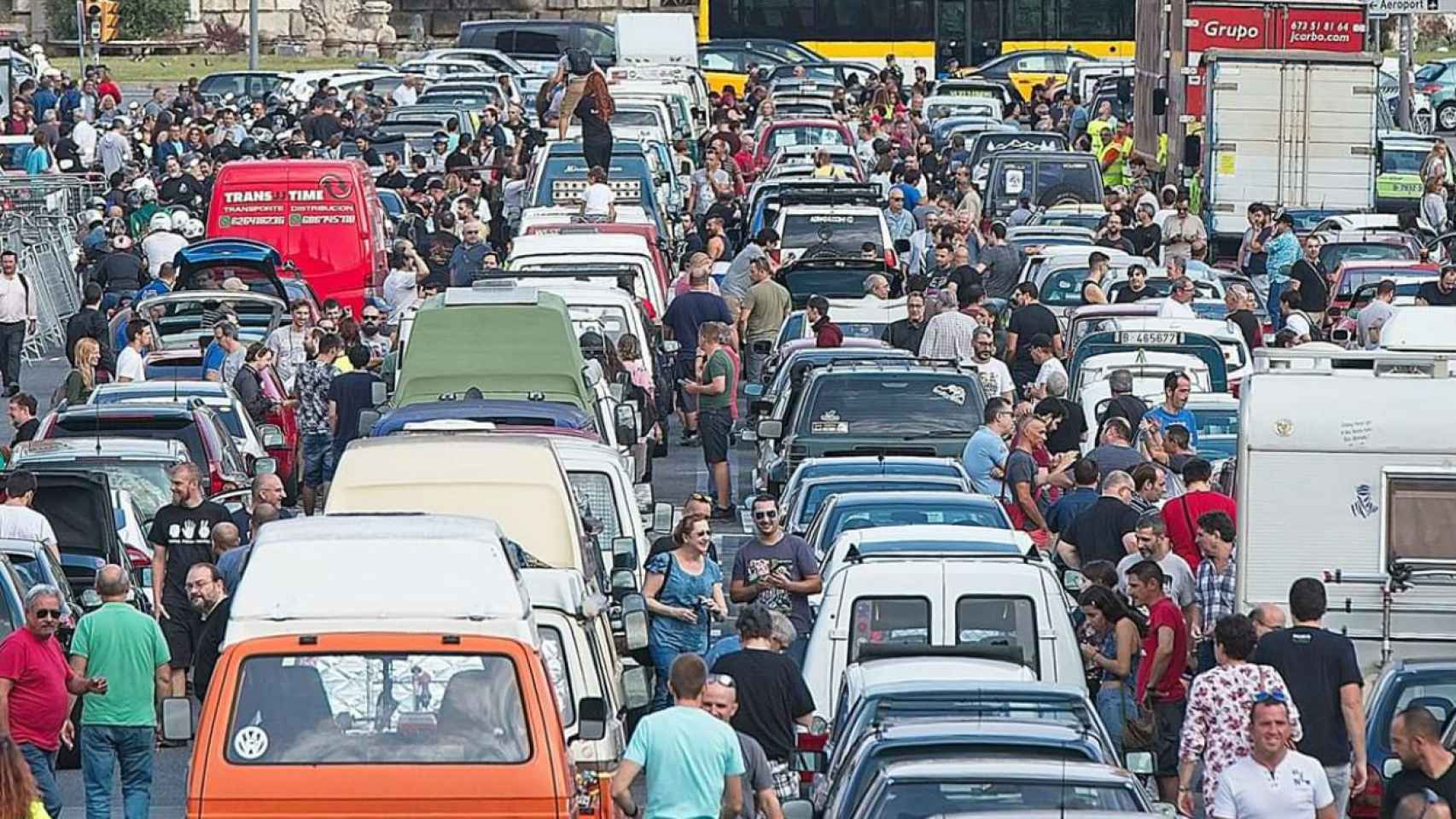 Concentración contra la Zona de Bajas Emisiones de Colau y el AMB el pasado sábado en Barcelona / @DIEGO.DIAFRAGMA