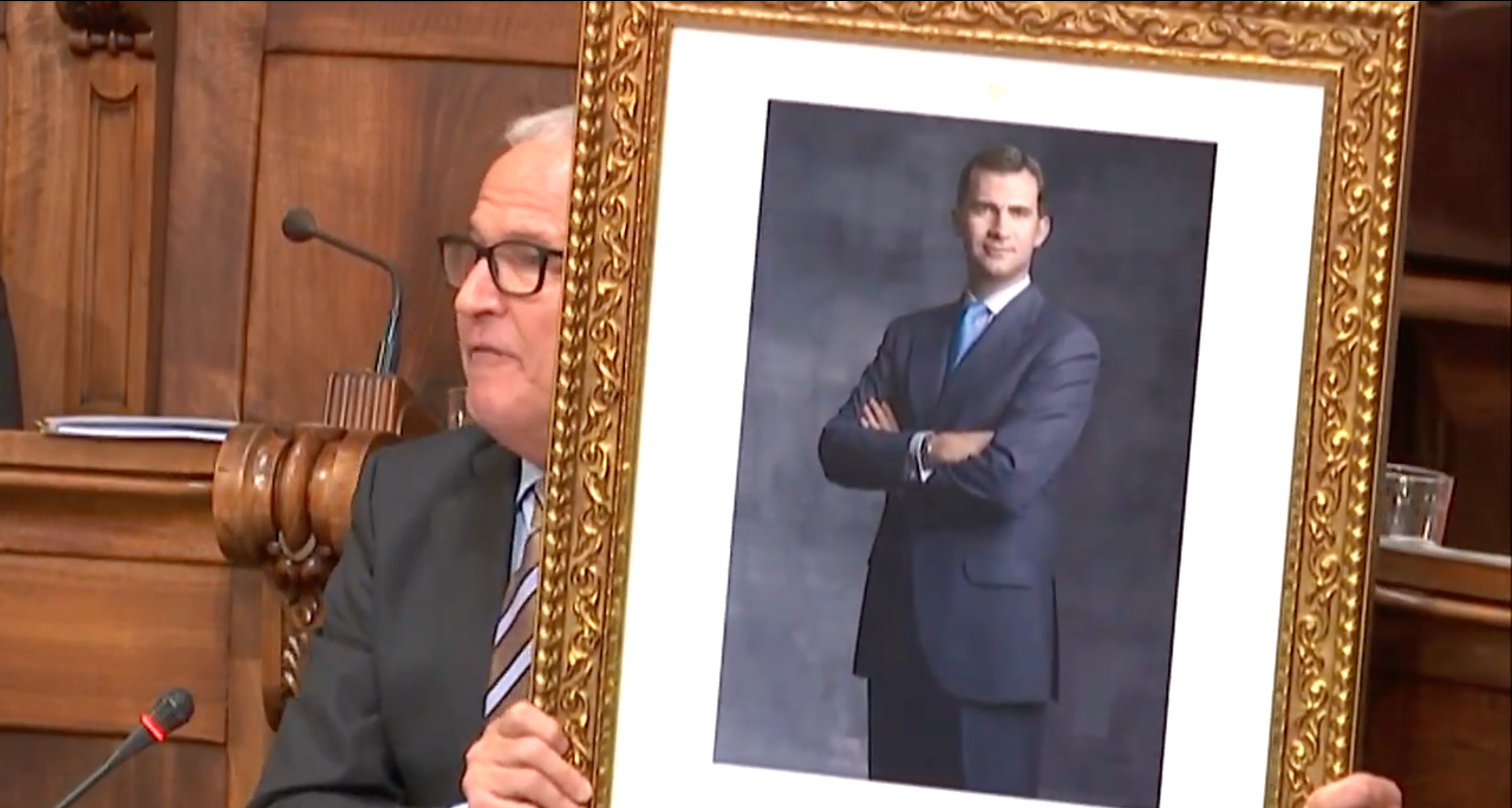 Josep Bou, en el Ayuntamiento de Barcelona, con una cuadro del rey Felipe VI / ARCHIVO