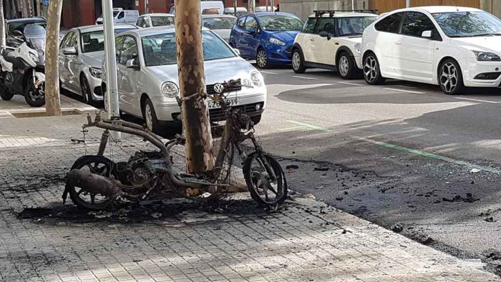 Moto calcinada en el Poblenou / Siscu Baiges