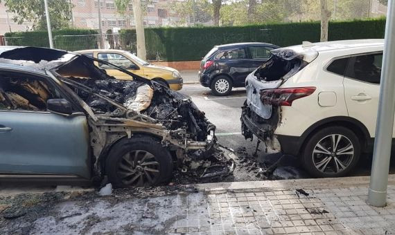 Dos coches calcinados en el Poblenou / Cedida