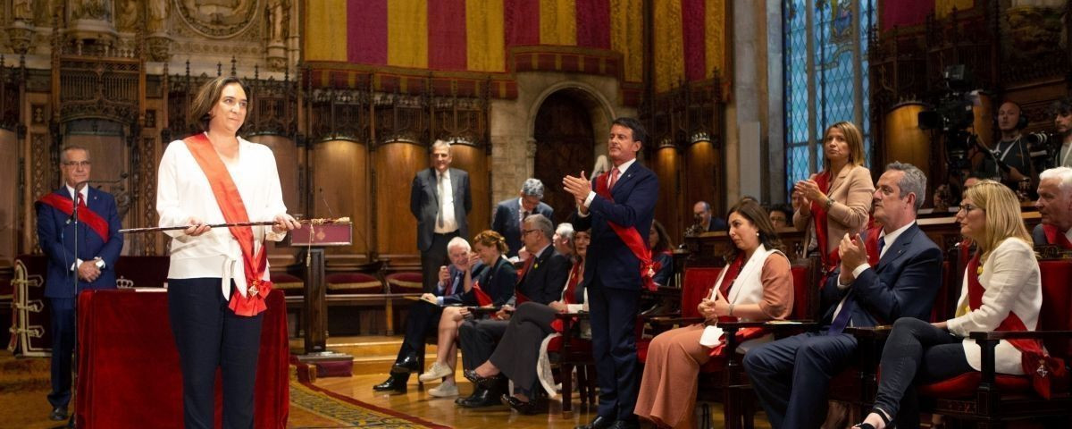 Manuel Valls y Eva Parera aplauden a Ada Colau tras ser proclamada alcaldesa de Barcelona / EFE