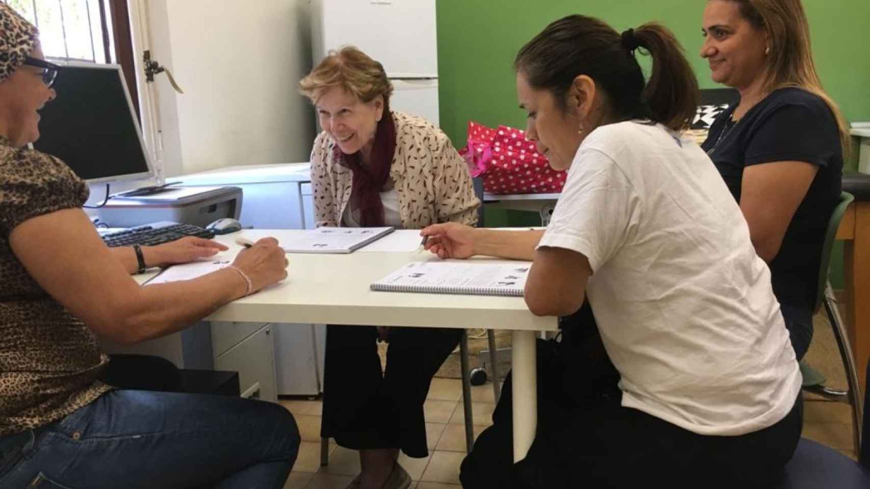 Eloisa en las clases de catalán que ofrece ASSÍS / METRÓPOLI ABIERTA