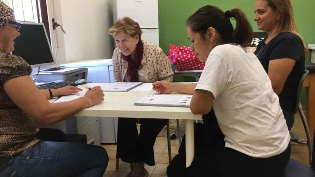 Eloisa en las clases de catalán que ofrece ASSÍS / METRÓPOLI ABIERTA