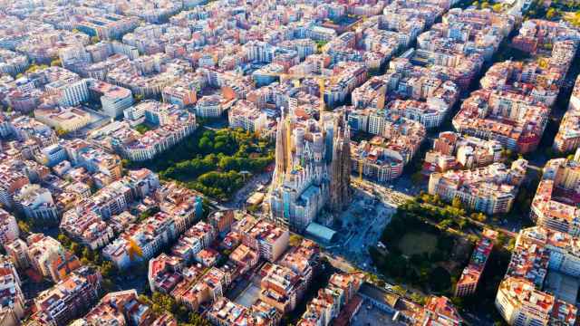 Vista panorámica de Barcelona con la Sagrada Familia en construcción