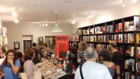 Interior de la librería Som Negra de Barcelona