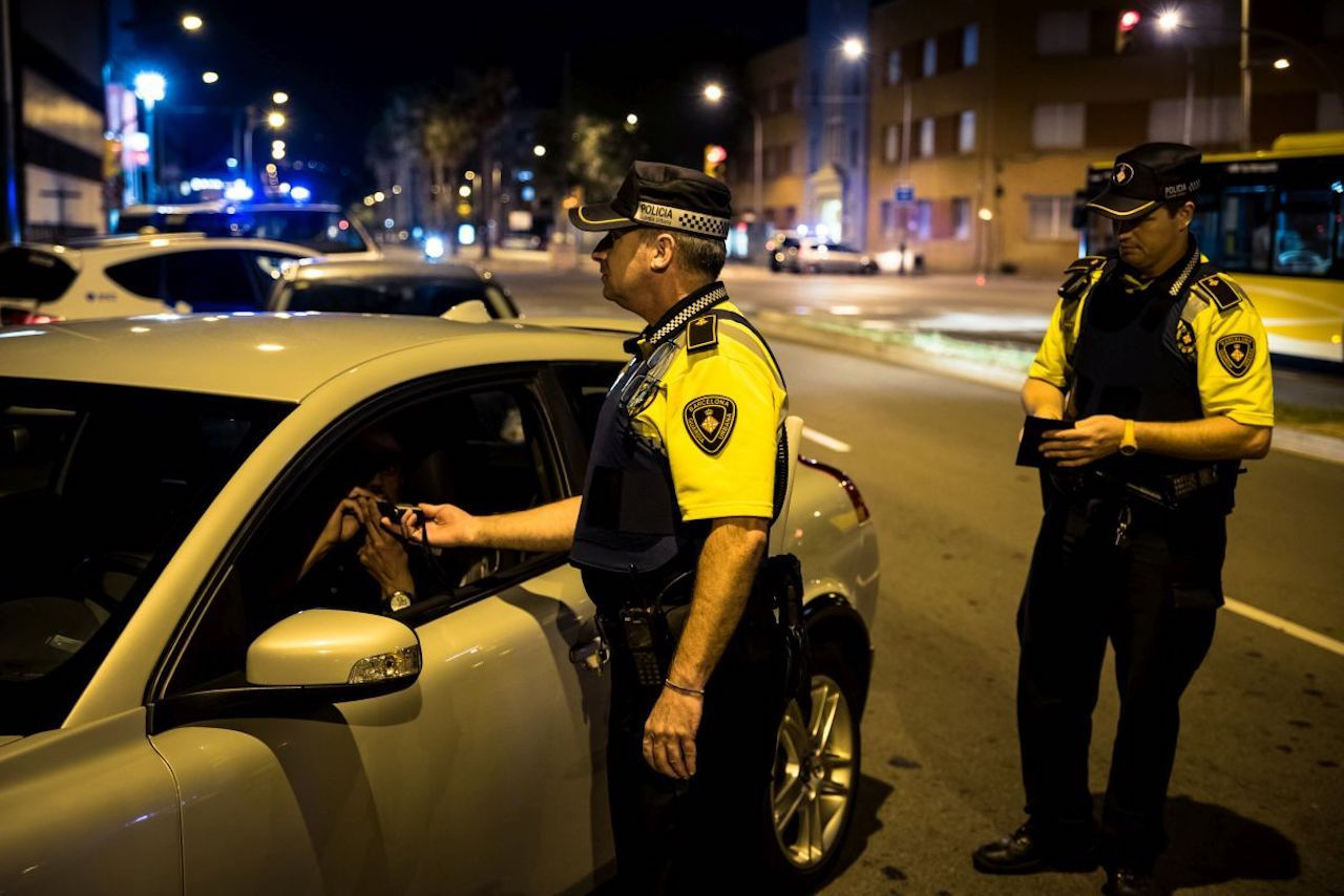 Agentes de la Guardia Urbana, de noche, en una calle de Barcelona / AYUNTAMIENTO DE BARCELONA