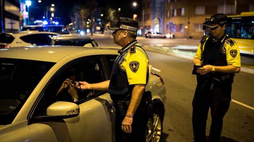 Agentes de la Guardia Urbana, de noche, en una calle de Barcelona / AYUNTAMIENTO DE BARCELONA