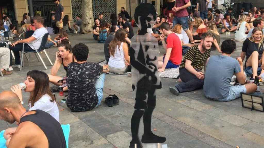 Decenas de personas hacen botellón en la plaza del SOL / XFDC