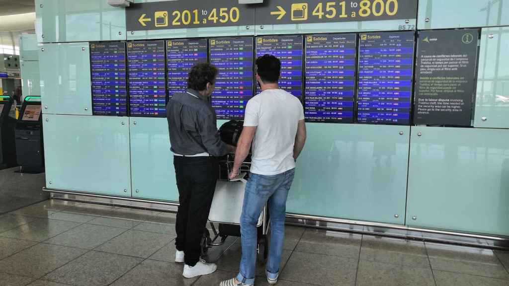 Pasajeros en el Aeropuerto de Barcelona-El Prat / EUROPA PRESS