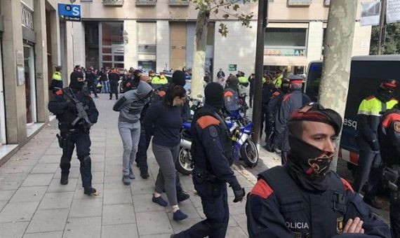 Agentes de los Mossos se llevan varios detenidos de un 'narcopiso' en el Raval