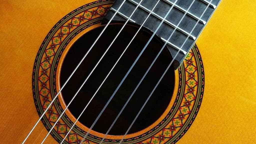 Una guitarra que es habitual en un tablao flamenco de Barcelona / PIXABAY