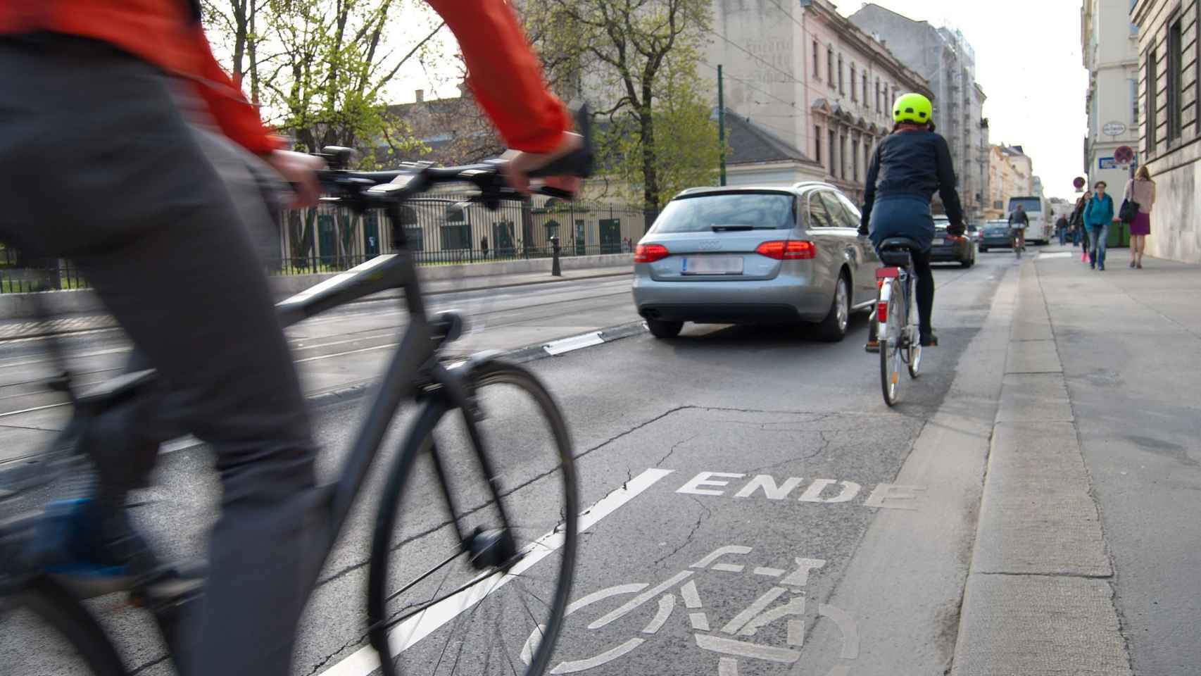 Ciclistas circulando en la ciudad