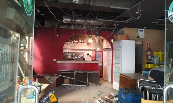 Imagen del interior de bar afectado en la calle Llibertat con el techo calcinado / P.B.