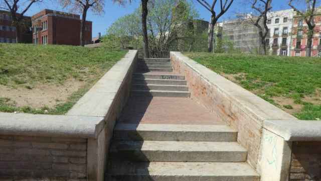 Parque donde tuvo lugar el acuchillamiento en la oreja a un joven en el Raval / GOOGLE MAPS