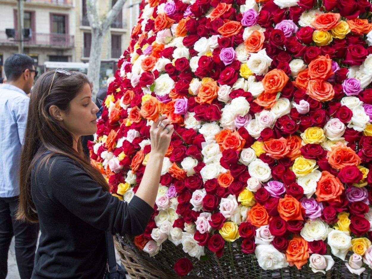 Una joven participando en la Festa del Roser de La Rambla de Barcelona