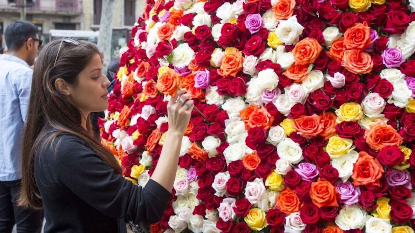 Una joven participando en la Festa del Roser de La Rambla de Barcelona